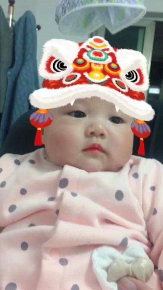 可愛的小寶寶聽著音樂笑了起來(lái)