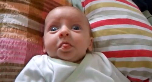 媽媽喊萌寶名字,萌寶做出了這樣的表情,這個寶寶太可愛了